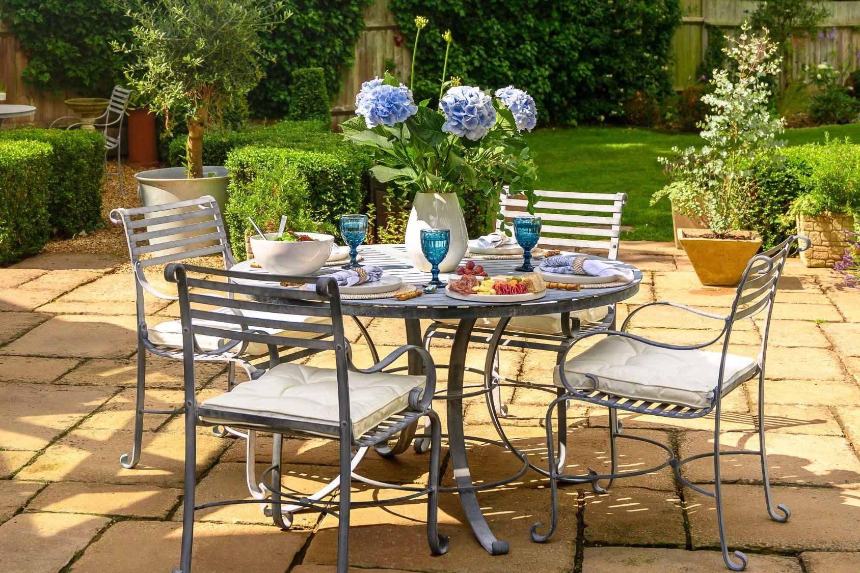 Luxury Handcrafted Round Outdoor Dining Set - 1.3m - 4 or 6 Seater - The Southwold Collection by Harrod Horticultural